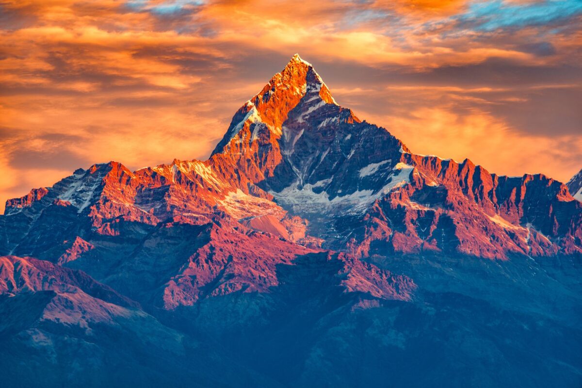 beautifull-cloudy-sunrise-mountains-with-snow-ridge-fron-himalaya-view-point-pokhara-nepal_wynik